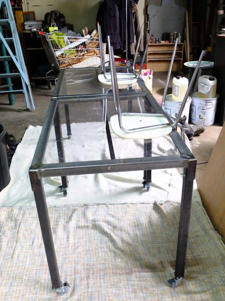 Une chair périssable- Fabrication tables transparentes roulettes 